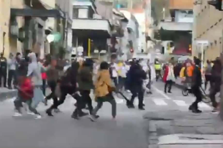 Niños y niñas quedaron en medio de los disturbios.
