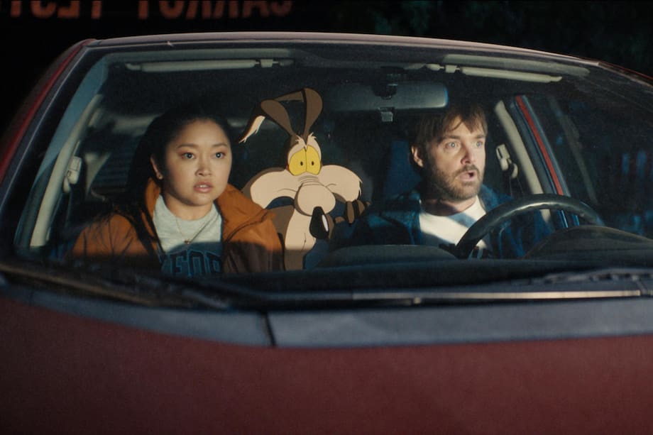 Lana Condor (i) como Paige Avery y Will Forte como Kevin Avery, junto al Coyote en una escena de la película 'Coyote vs. Acme'.