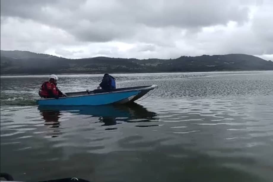 Buzos especializados y equipos de sonar participan en la búsqueda de la Sandy Astris Senere Ruiz, de 59 años, desaparecida tras un accidente en el embalse de Tominé ocurrido el lunes 17 e agosto.