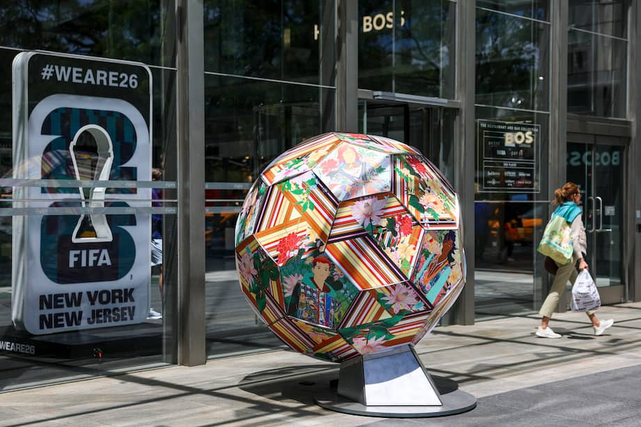 Una persona pasa cerca de un cartel publicitario de la Copa Mundial de la FIFA en un centro comercial de Nueva York.