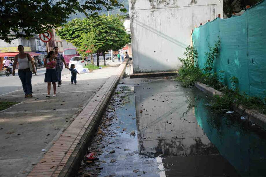 El panóptico de Ibagué, obra sin terminar desde hace varios meses tiene una pileta donde proliferan los mosquitos transmisores del dengue / Juan Carlos Escobar