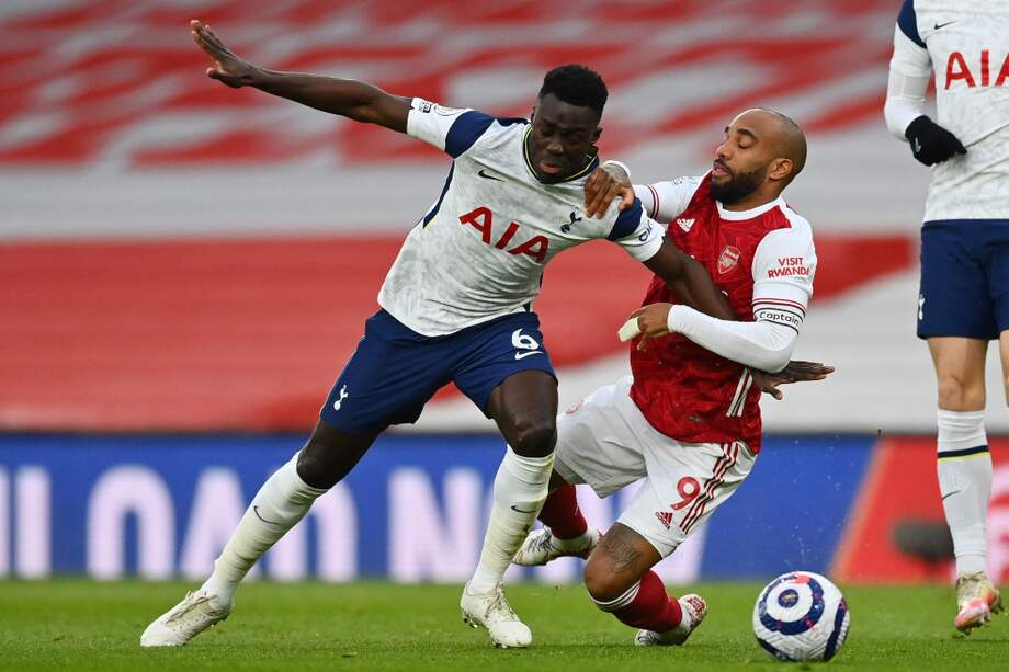 El defensa colombiano Davinson Sánchez cometió el penalti que Alexandre Lacazette transformó en penalti para la victoria del Arsenal.