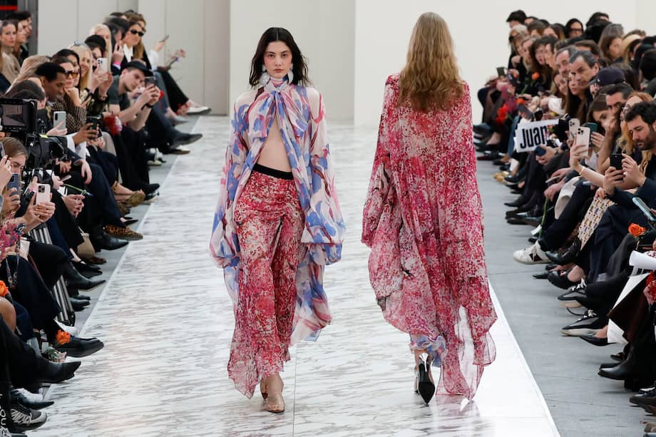 Propuestas del diseñador Juan Vidal durante su desfile de la semana de la moda madrileña celebrado este miércoles en Galería de Cristal del Palacio de Cibeles. / Imagen de referencia / EFE/ J.J.Guillen