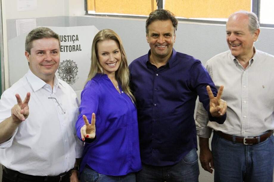 El candidato presidencial Aécio Neves (2d), y su esposa, Leticia Weber (2i), posan con el aspirante al senado Antônio Anastasia (i) y el candidato a Gobernador del estado de Minas Gerais, Pimenta da Veiga (d).