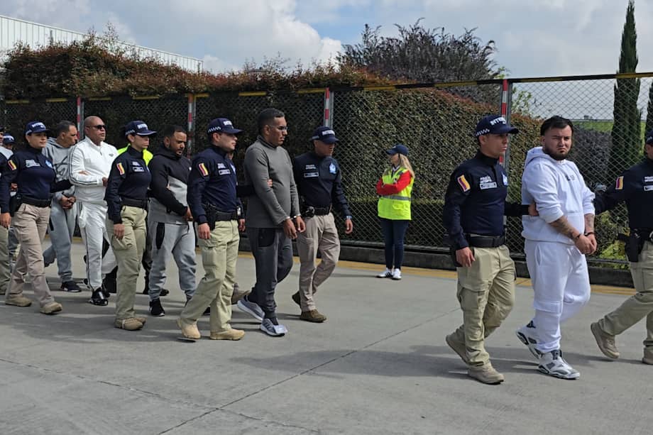 Extraditan a ocho colombianos a Estados Unidos, por nexos con el narcotráfico.