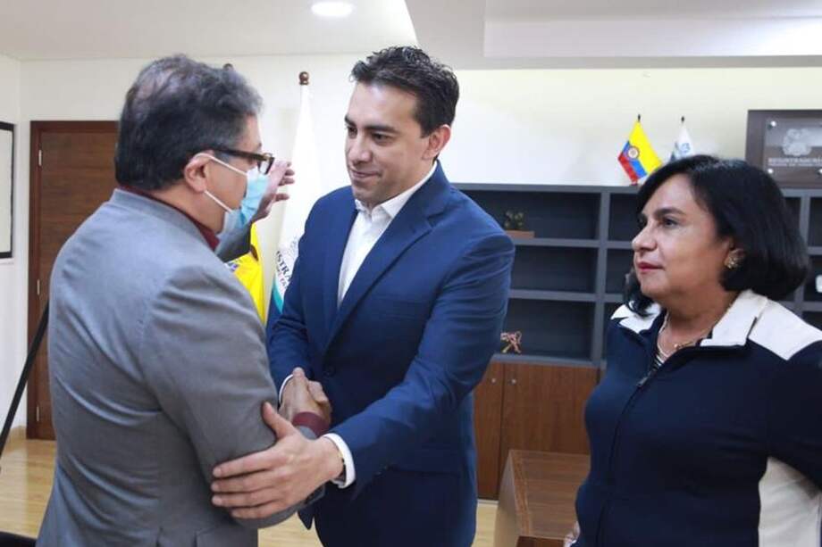 El senador Petro (izquierda) saluda al registrador. A la derecha figura la presidenta del CNE, Doris Méndez.