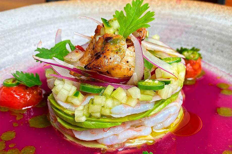 un aguachile de camarón caldo de repollo morado aromatizado