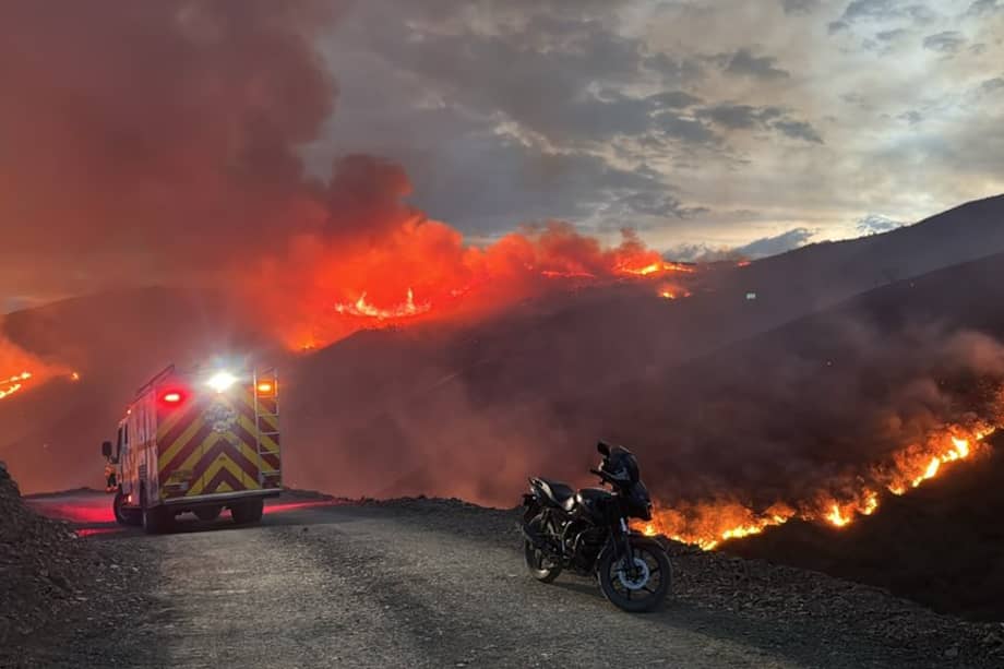 La emergencia es atendida por más de 80 bomberos.