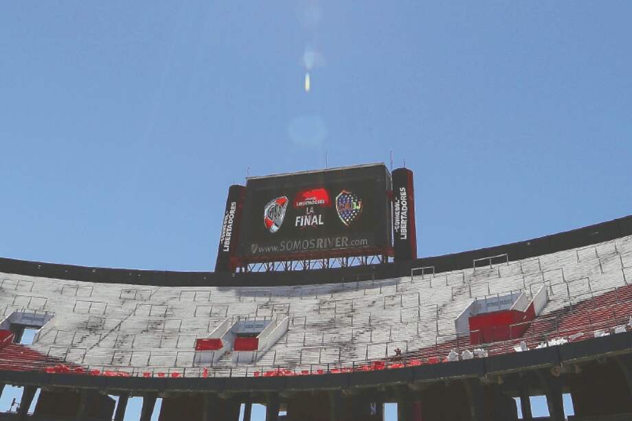 Dos veces se abrieron las puertas del Monumental este fin de semana. / AFP