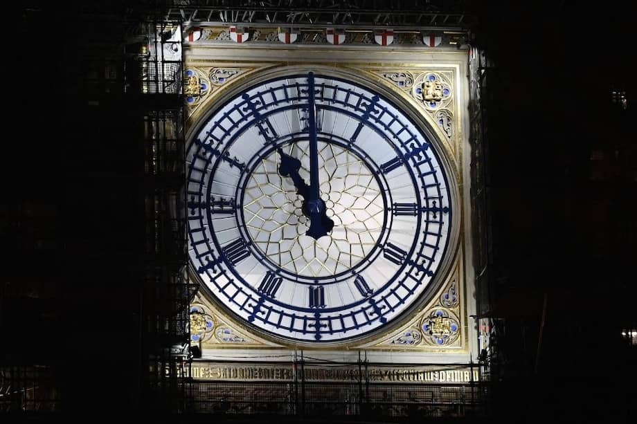 El "Big Ben" en Londres muestra las 23:00 (GMT), marcando la salida de Reino Unido de la Unión Europea.