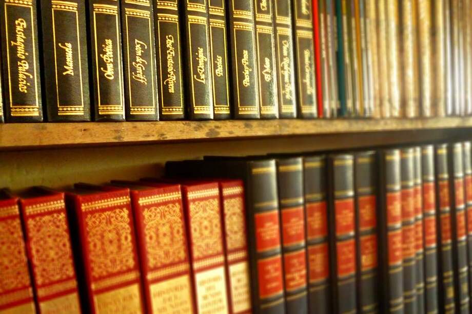 Los estantes de la biblioteca de Palomino han comenzado a llenarse con enciclopedias y obras clásicas. / Manuela Saldarriaga