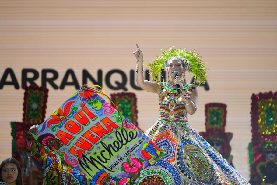 Un vergonzoso hecho se presentó en el tradicional desfile de La Guacherna y afectó a la Reina del Carnaval de Barranquilla. Un hombre la besó en la boca sin consentimiento. La soberana se pronunció.