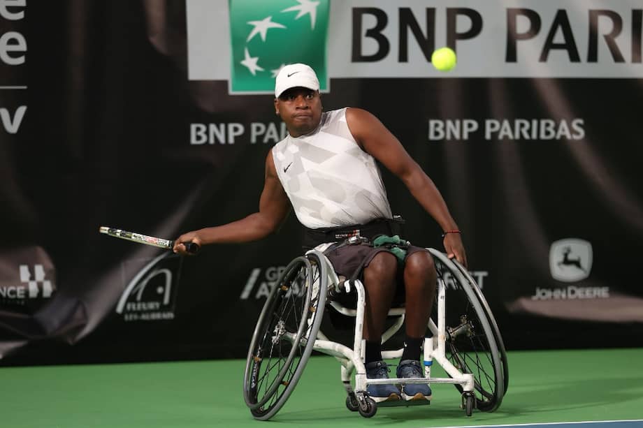 Clasificado al Australian Open, el mejor tenista colombiano en silla de ruedas de la categoría quads y actual top 20 del mundo está a días de cumplir su sueño deportivo, pero aún lucha por reunir el dinero necesario para viajar y competir sin respaldo institucional.