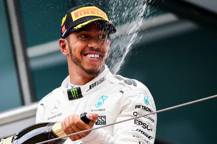 Lewis Hamilton, piloto británico de la escudería Mercedes, celebra su triunfo de este sábado en el Gran Premio de China. / AFP