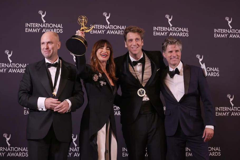 NEW YORK (United States), 25/11/2025.- Director and Executive Producer Joanna Pardos Servulo (2-L) and Javier Martinez Suarez pose in the press room with Kyle Martino during the 53rd annual International Emmy Awards, presented by the International Academy of Television Arts and Sciences, in New York, NY, USA, 24 November 2025. (Nueva York) EFE/EPA/SARAH YENESEL