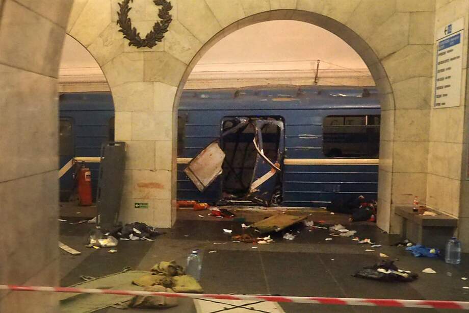 Diez personas murieron y decenas resultaron heridas este lunes en una explosión ocurrida en un vagón del metro de San Petersburgo. / AFP.