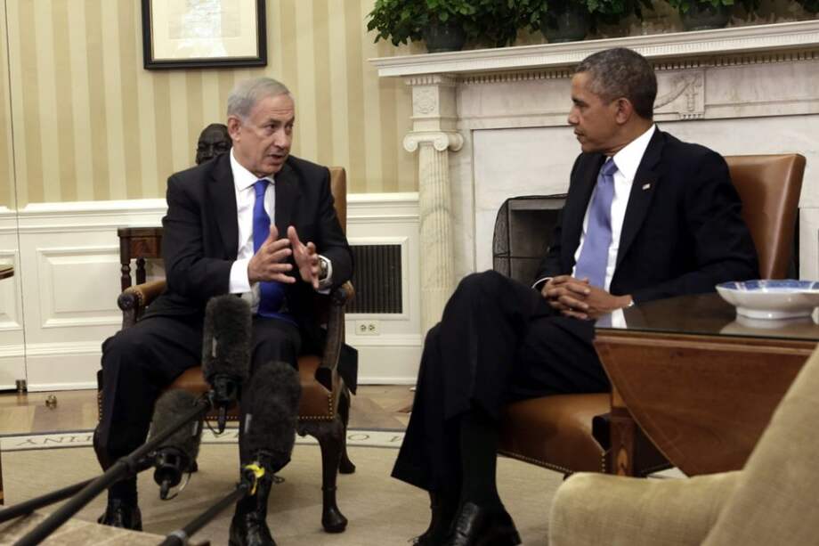 El presidente de EEUU, Barack Obama (d), y el primer ministro israelí, Benjamín Netanyahu (i) conversan durante una rueda de prensa conjunta tras su encuentro bilateral en el Despacho Oval de la Casa Blanca./ EFE