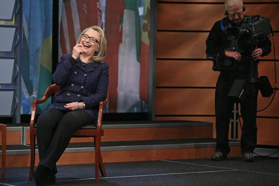 La secretaria de Estado de EE.UU., Hillary Clinton, durante una conferencia vía satélite con jóvenes de todo el mundo./ AFP