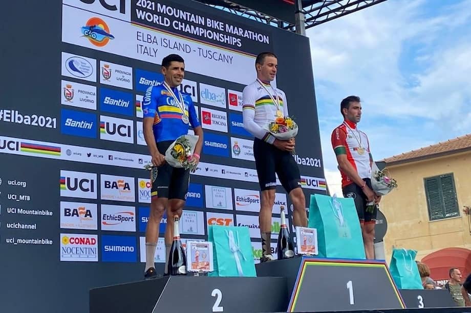 Arias en el podio de la competición.