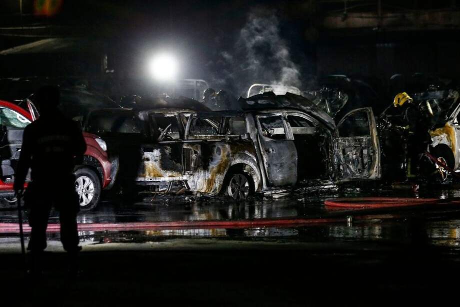 Bomberos de Chile intentan apagar un incendio en un negocio de concesionarios de automóviles, luego de protestas por la posible aprobación de un proyecto de ley en el Congreso que busca autorizar retiros de fondos de pensiones en Santiago, Chile.