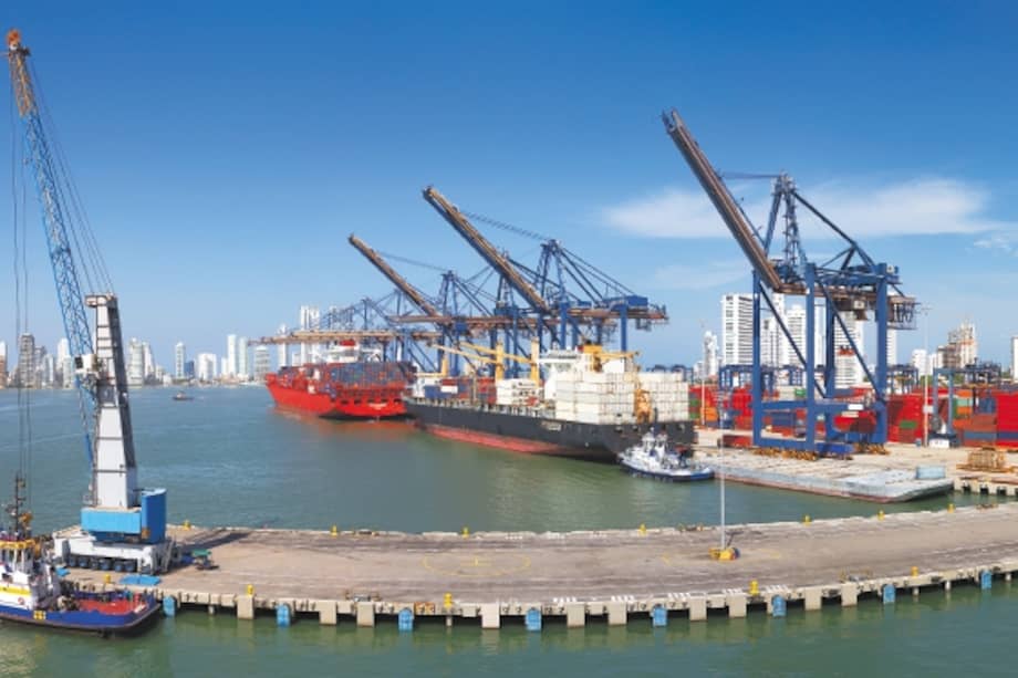 Vista panorámica de una actividad portuaria con cargueros, grúas y contenedores en el muelle del Puerto de Cartagena, Colombia.
