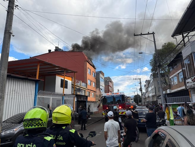 Bomberos atendieron grave incendio en un cuarto piso de una vivienda en la Estanzuela