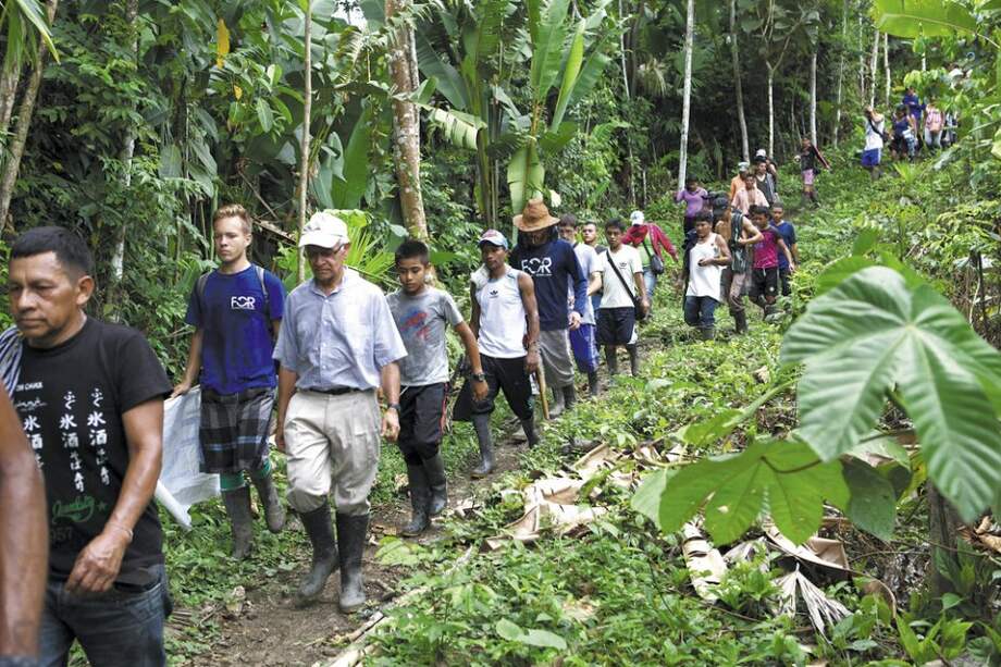 El padre Javier Giraldo y los campesinos de Urabá por las montañas de la cordillera de Abibe. / Jesús Abad Colorado - Cortesía