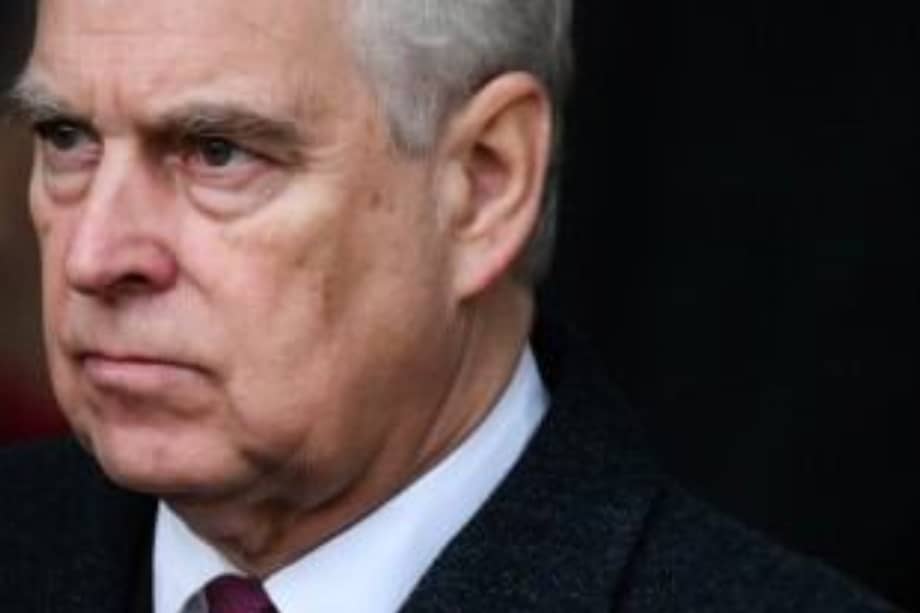 El príncipe británico Andrés, acorralado por escándalos, renuncia a su título real