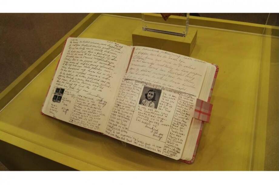 Réplica del diario de Ana Frank, en la exhibición "Que me dejen ser yo misma" de la Filbo. /William Martínez