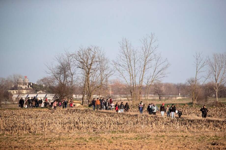 Centenares de refugiados intentaban llegar hoy a Grecia para ingresar en territorio europeo. / EFE