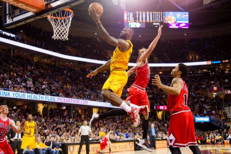 Lebron James anota dos de los 38 puntos que logró en la victoria de Cleveland contra los Bulls. Foto: AFP