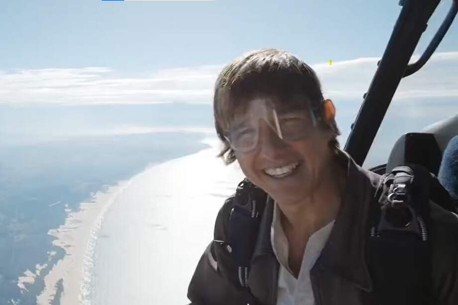 Tom Cruise en un helicóptero durante la filmación de "Misión Imposible 7" en Sudáfrica.