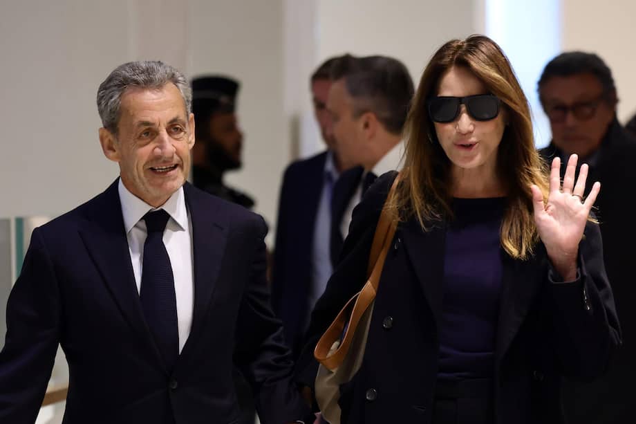El expresidente francés Nicolas Sarkozy (izq.) y su esposa, Carla Bruni-Sarkozy (der.)