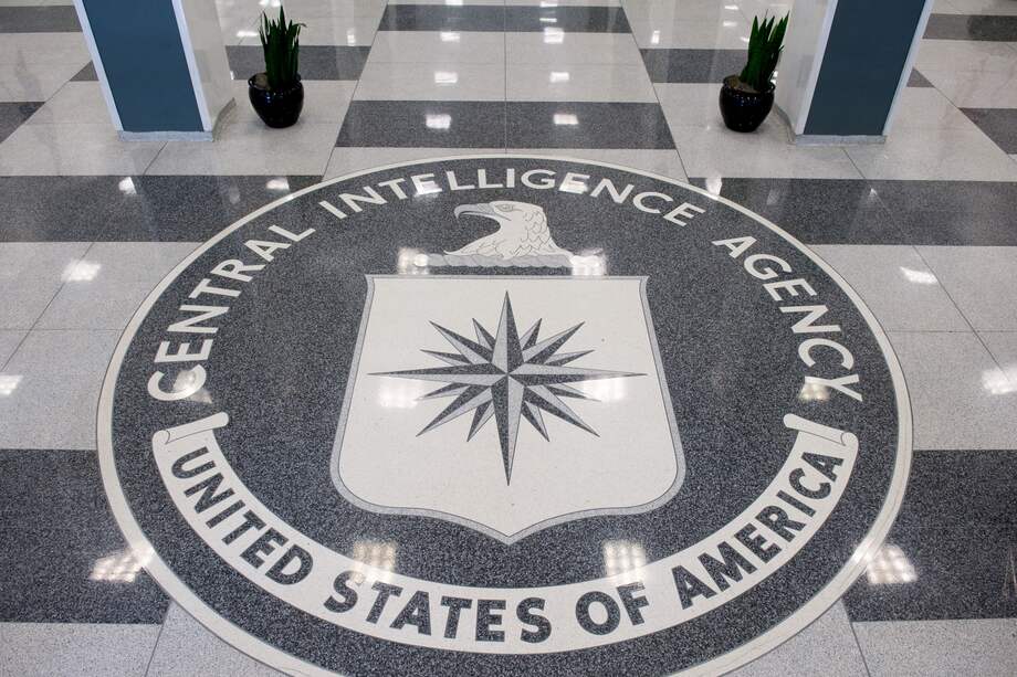 El sello de la Agencia Central de Inteligencia (CIA) se exhibe en el vestíbulo de la sede de la CIA en Langley, Virginia.