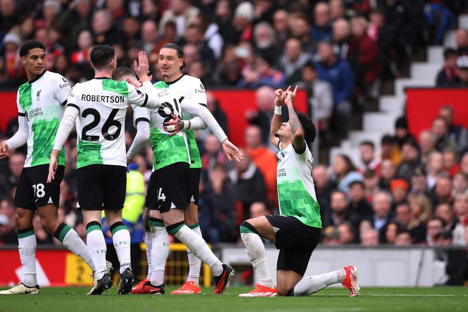 Luis Díaz, de rodillas, celebra su gol frente al Manchester United este domingo, por la fecha 31 de la Premier League de Inglaterra. FE/EPA/ADAM VAUGHAN
