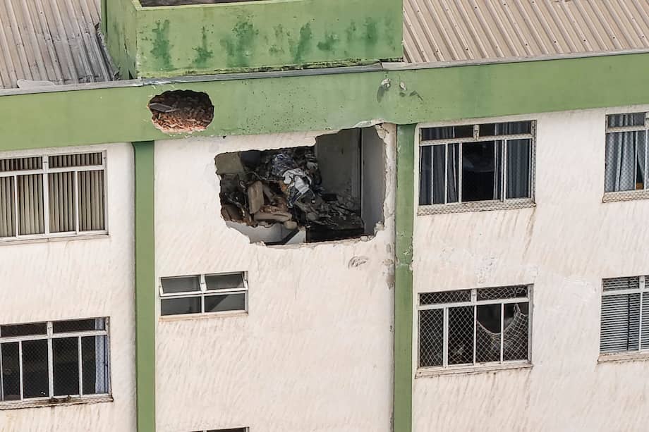 Fotografía aérea que muestra los daños causados por una avioneta tras estrellarse contra un edificio residencial.