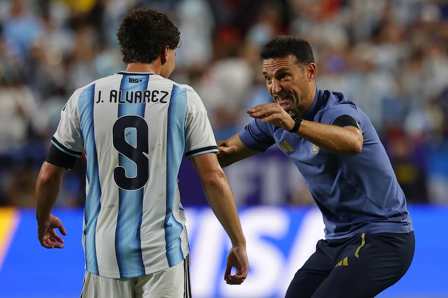 Lionel Scaloni, con Julián Álvarez.