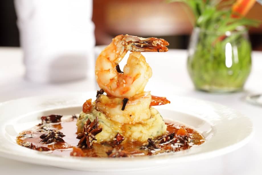 Langostinos con puré de arracacha, cilantro y salsa de panela y especias