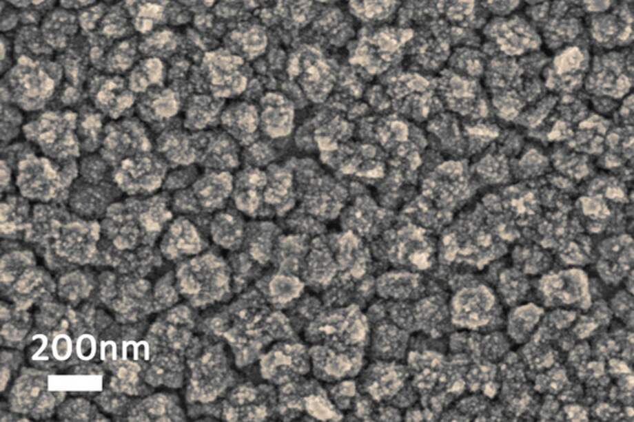 Nanoesponja metálica vista al microscopio. /J. Sort / UAB