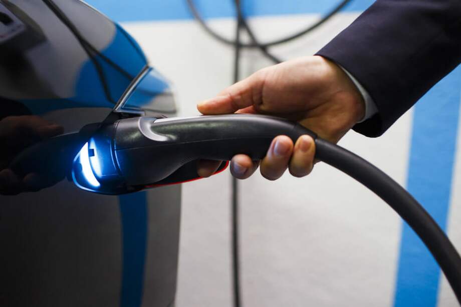 En la actualidad solo circulan 200.000 automóviles puramente eléctricos o híbridos en las carreteras del país. / Bloomberg.