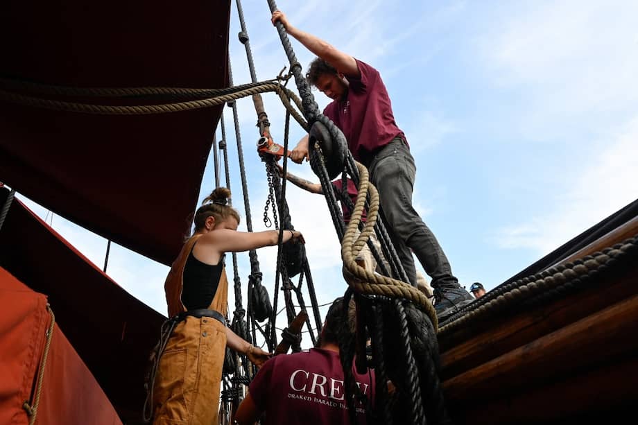 Miembros de la tripulación del Draken Harald Hårfagre (el barco utilizado en la película La Odiseita) trabajan a bordo mientras la nave está atracada frente a la Ópera de Oslo, en la capital noruega.