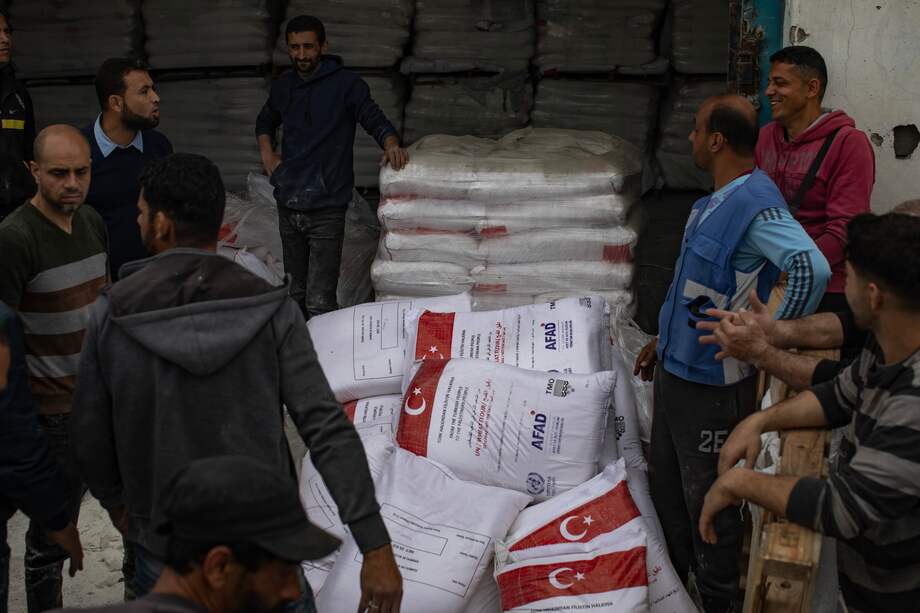 Palestinos desplazados internos se reúnen en un punto de distribución de harina después del cierre de las panaderías, en la ciudad de Gaza, el 1 de abril de 2025.