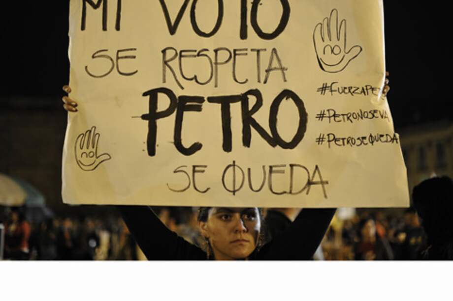 Miles de seguidores de Petro se congregaron anoche en la Plaza de Bolívar. /Óscar Pérez