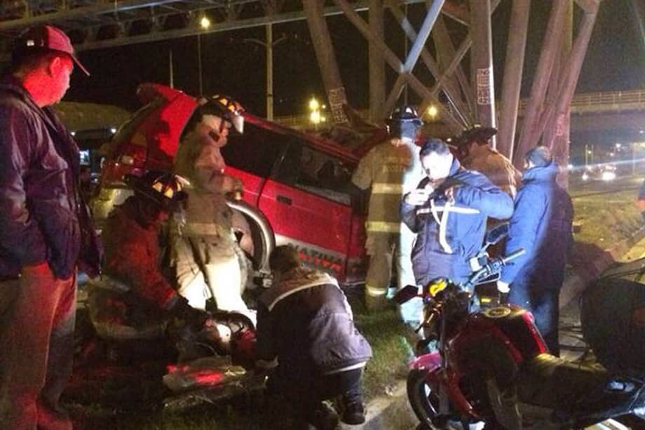 Tras el accidente, los bomberos tuvieron que quitar el techo del carro para rescatar los cuerpos. / Cortesía