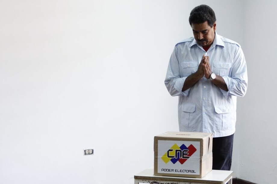 El presidente encargado y candidato oficialista, Nicolás Maduro, votó en memoria de Hugo Chávez. Dijo que la votación de ayer en Venezuela tuvo un nivel de participación histórico./ AFP