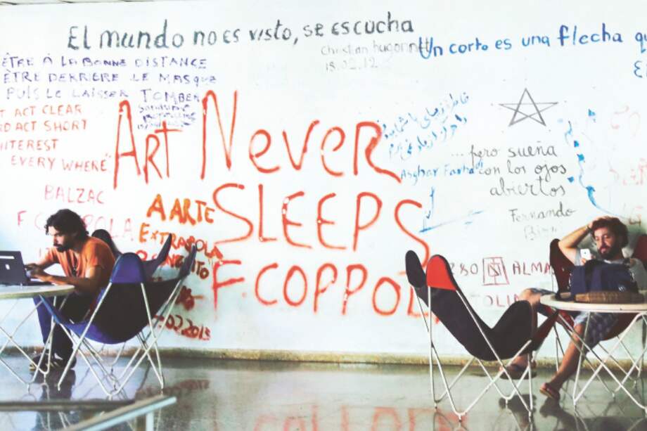 Pared principal de la entrada a la Escuela Internacional de Cine y Televisión (EICTV), de San Antonio de los Baños, en Cuba. / Cortesía