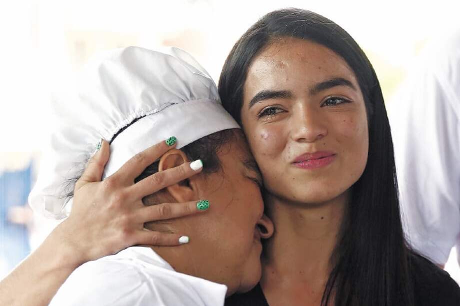 Doña Nohelia y su hija, Angie, en el momento en que se enteraron de la beca completa para estudiar medicina. / EFE