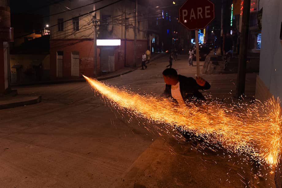 La manipulación, uso y comercialización de artículos pirotécnicos está prohibida por la ley.