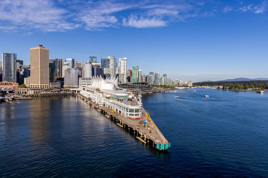 El puerto y el skyline de Vancouver reflejan la combinación de naturaleza y vida urbana que caracteriza a la ciudad canadiense.