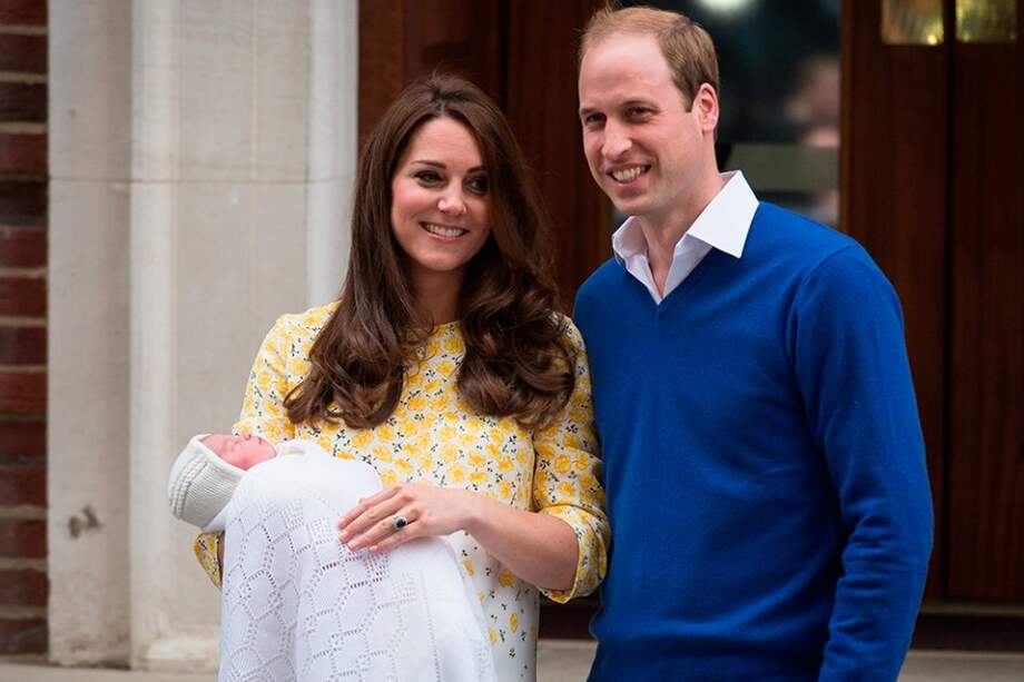 El príncipe Guillermo y Catalina con la bebé Carlota Isabel Diana. / AFP